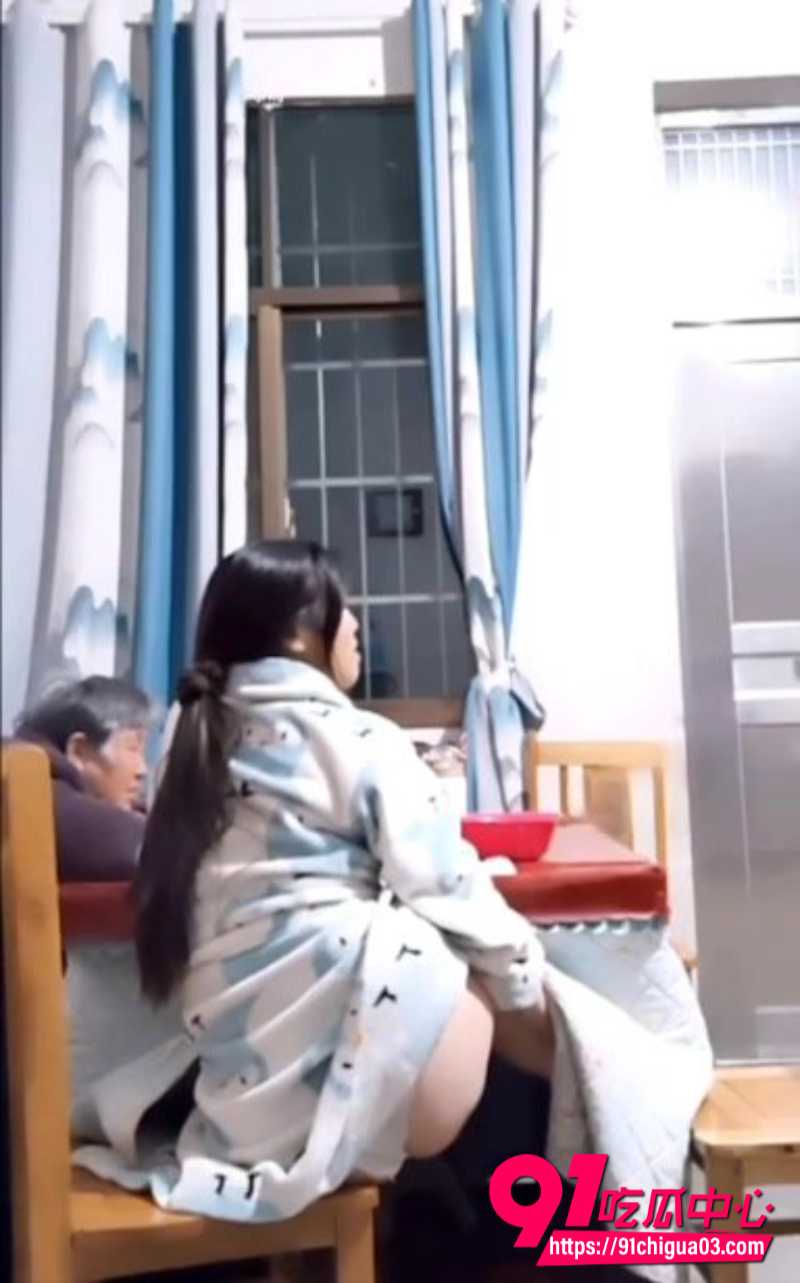 妹子偷摸在奶奶面前自慰6 妹子偷摸在奶奶面前自慰6