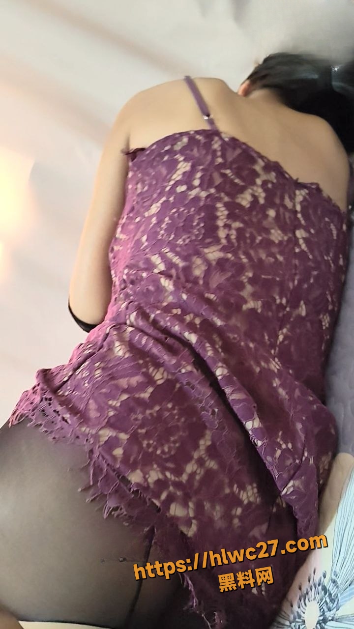 海角原创 相依为命的母子 在梦里和邻居老头一起排队操我妈 醒来我妈就帮我圆梦了