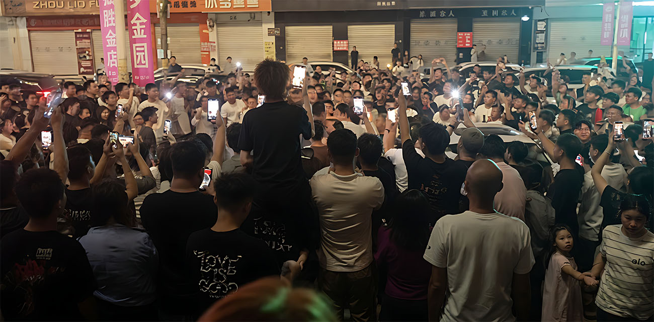 河北廊坊胜芳广场 女主播出轨榜一大哥被抓奸 现场人山人海 真是看热闹不嫌事大！