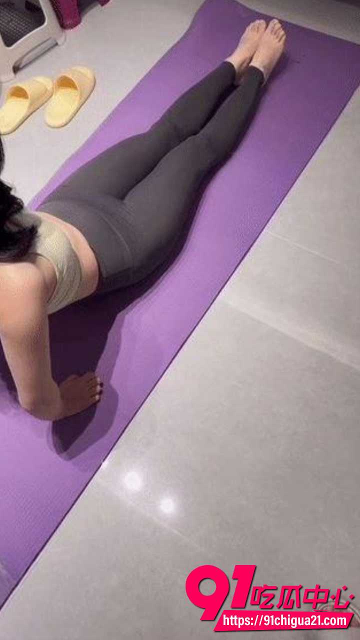 海角乱伦亲姐姐的淫穴 实在忍不住 给正在做瑜伽的性感老姐按在瑜伽垫就爆操了