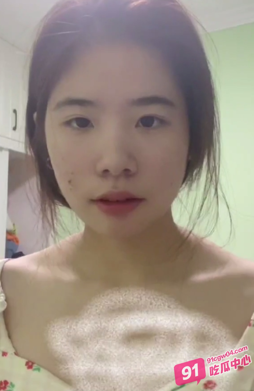 重庆00后嫩妹 何佳 因裸贷无力偿还被债主曝光裸体视频 这是真的嫩 连毛都没有长齐！ 配图8