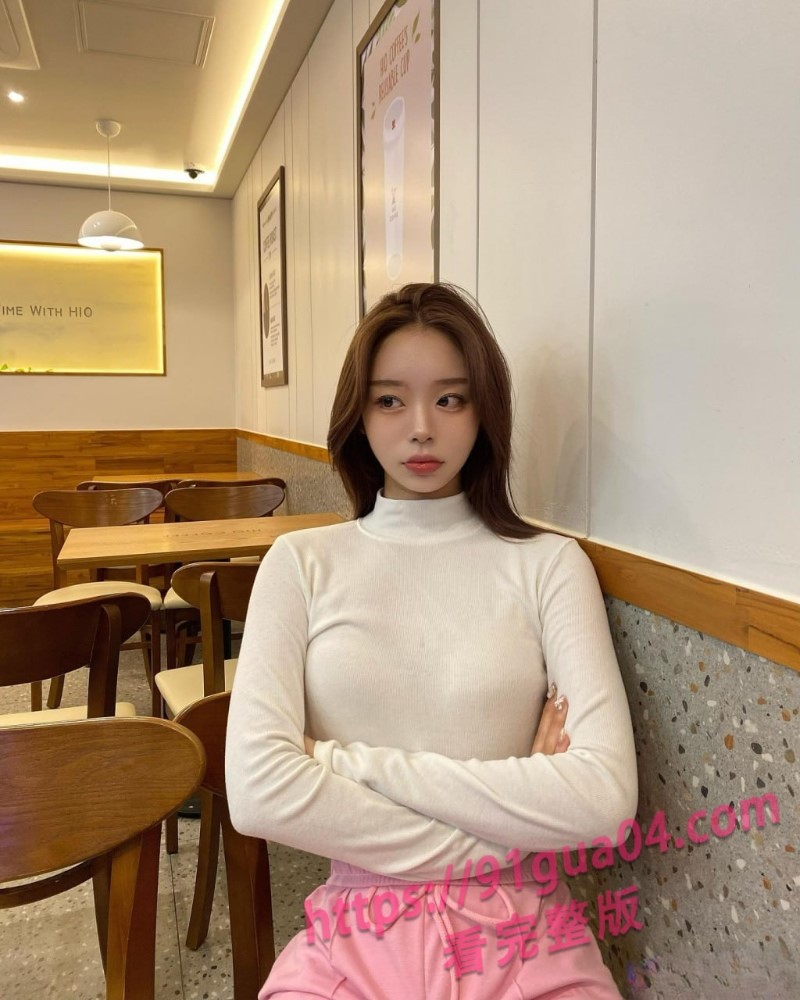 韩国网红秀珍太会撩 清冷脸下藏着火辣身材！ 配图3