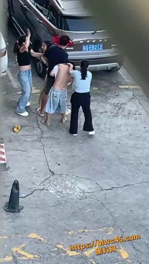 原配带朋友现场抓奸围攻小三 反被丈夫殴打 现场一片狼藉让人哭笑不得