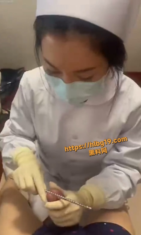 极品情侣 护士装诱惑下用螺纹钢棒插入马眼打飞机 极限玩法引爆极致快感狂潮 ！