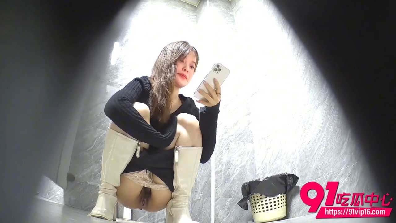 酒吧女厕偷拍极品少妇上厕所3
