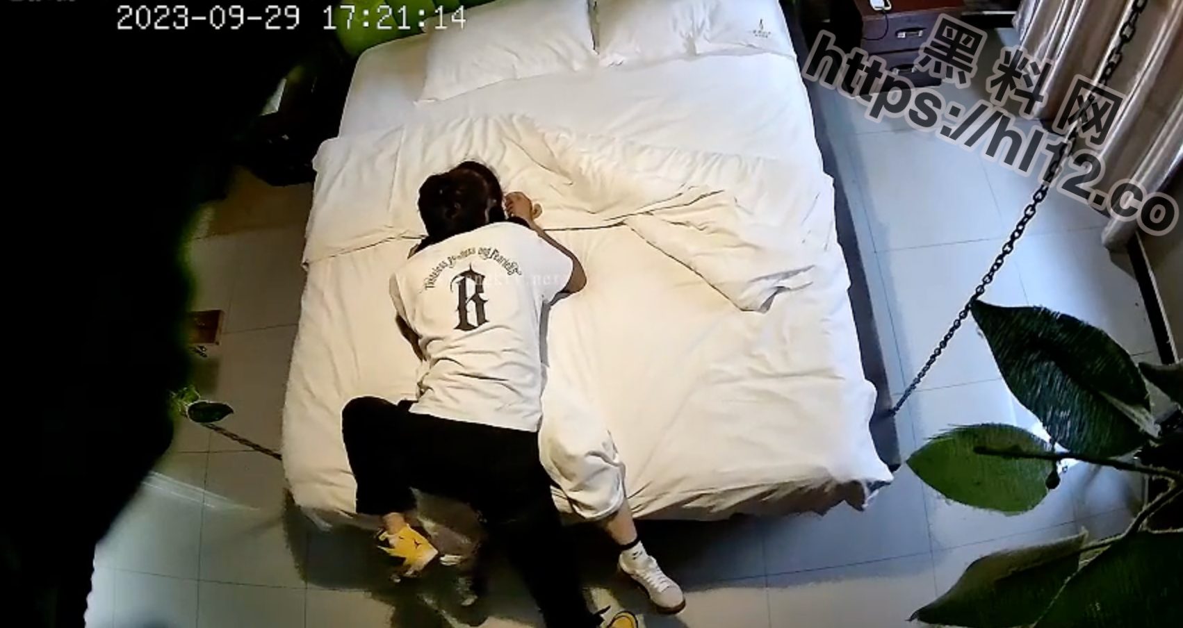 酒店偷拍系列，吊床房极品气质眼镜小女友，操完之后妹妹开心到飞起来