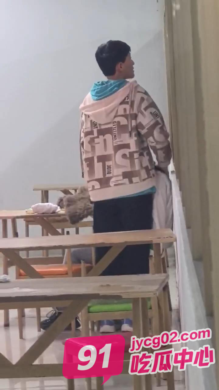 做自己的爱让别人拍去吧 小情侣餐馆欲火高涨无视路人激情互啃~ 配图4