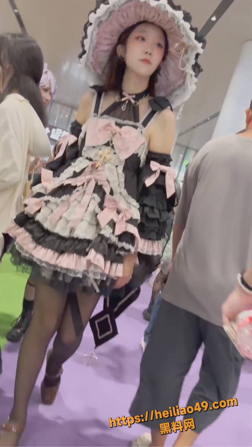 变态漫展洛丽塔裙底偷拍合集 魔法少女女仆黑丝尽收眼底 内裤白丝大腿根全曝光！