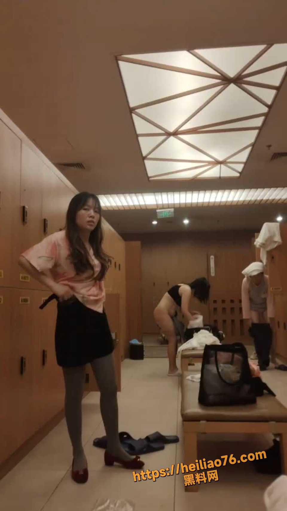 洗浴中心更衣室偷拍极品少妇 全裸换衣 黑丝美乳翘臀 全程曝光