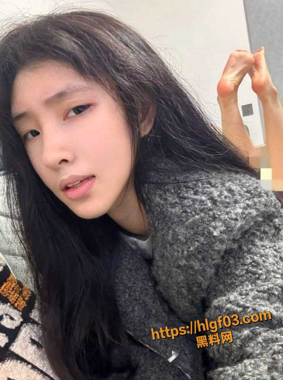 高中生极品白虎美少女直播双指狂插自慰 清纯脸蛋下骚水喷涌的反差野猫彻底沦陷！