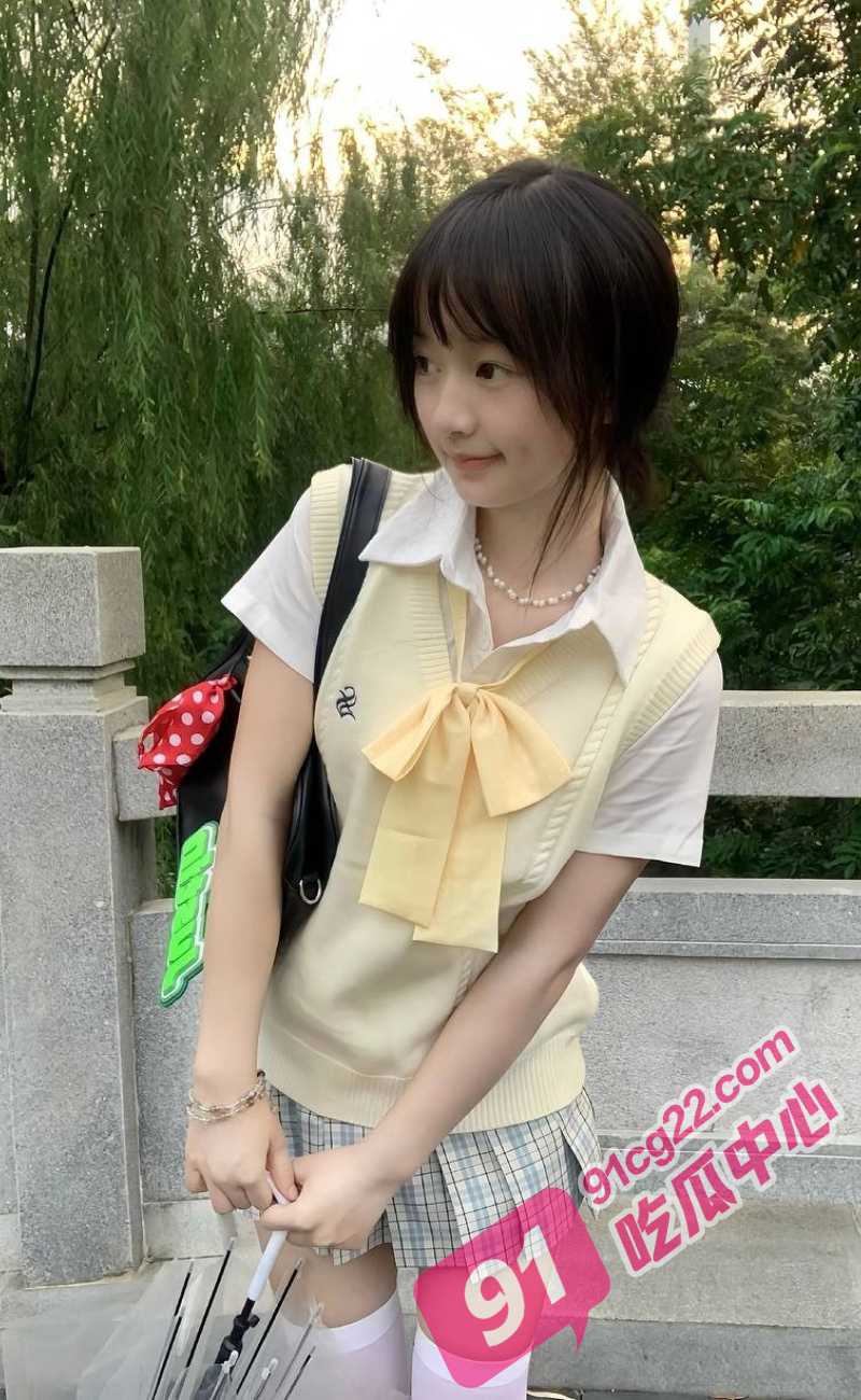 马桶上的JK骚女儿～自觉的抬起屁股让爸爸后入 配图2