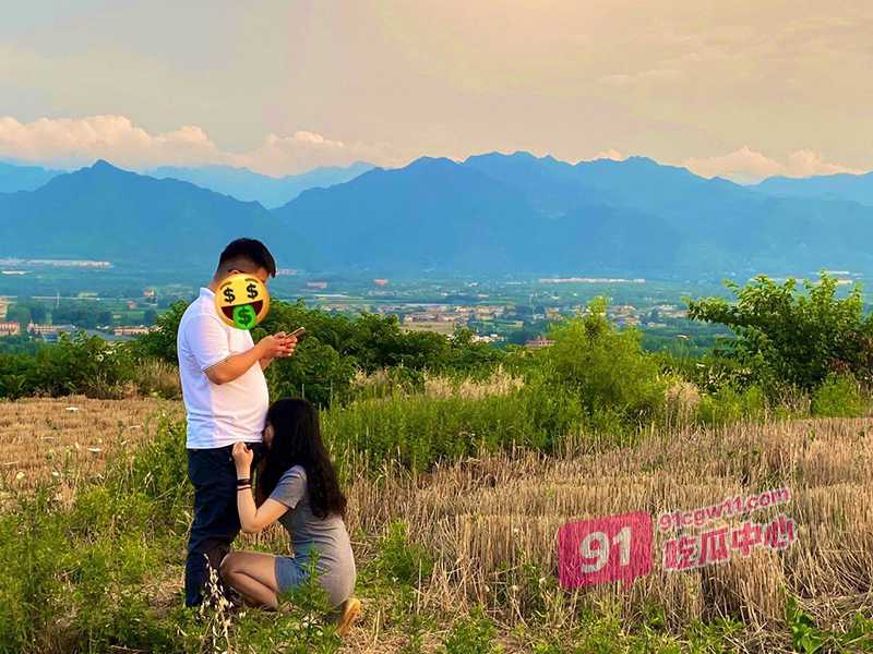 陕西西安眉钉女刘红蕊 与摄影师男友户外拍私房野战车震 这就是淫女荡男情侣的日常吗？ 配图3