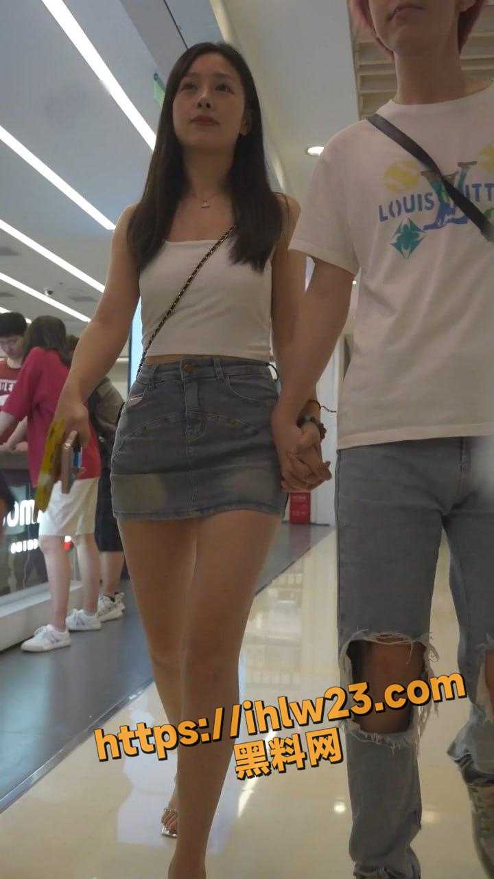 商场抄底偷拍闲逛情侣 大长腿牛仔短裙屁股遮不住 弯腰试鞋丁字裤完全暴露在大神摄像机下