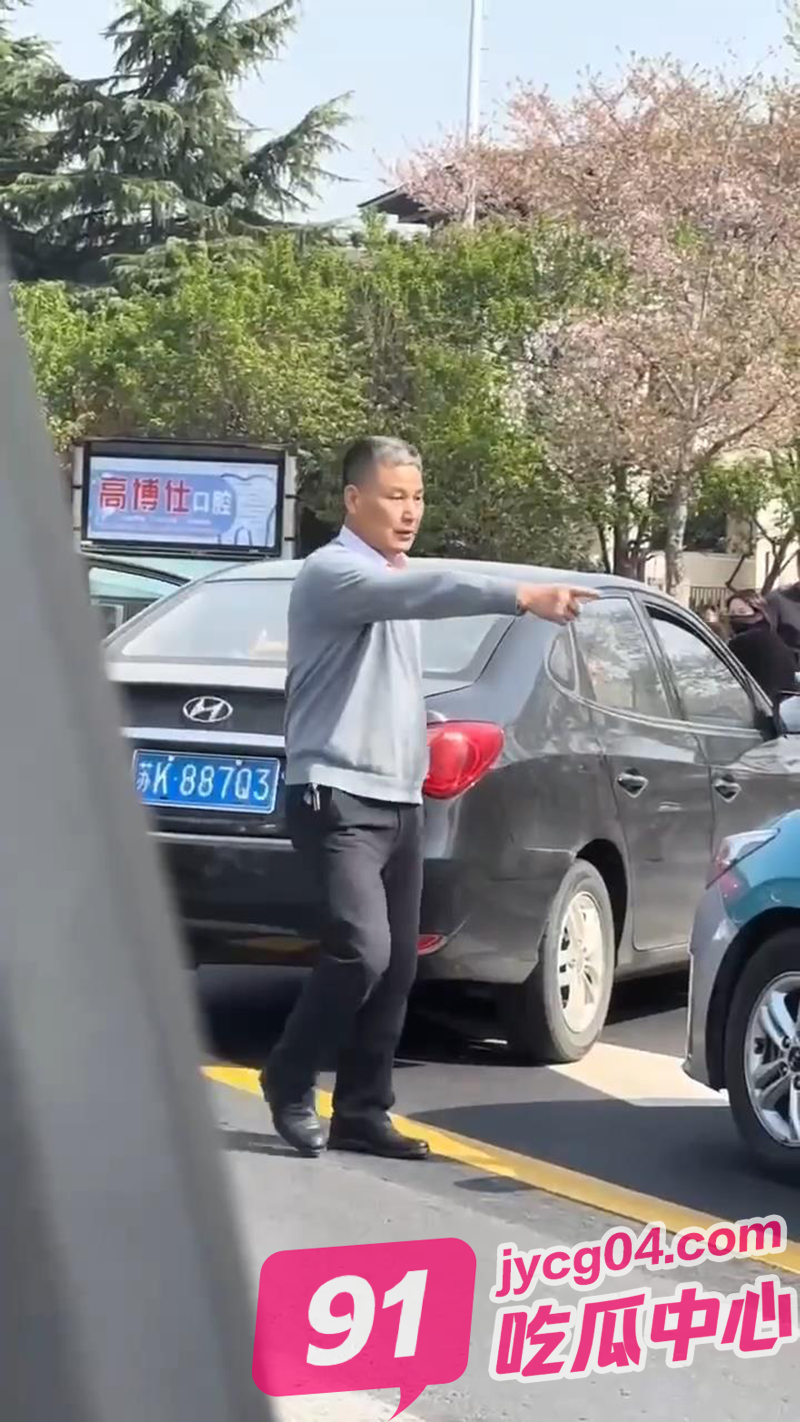南京vs东北路怒对比！南京老头动嘴吐痰！东北大汉直接上手！ 配图2