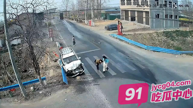 十字路口惨烈车祸！老太被撞飞5米后坠沟！当场身亡！ 配图4