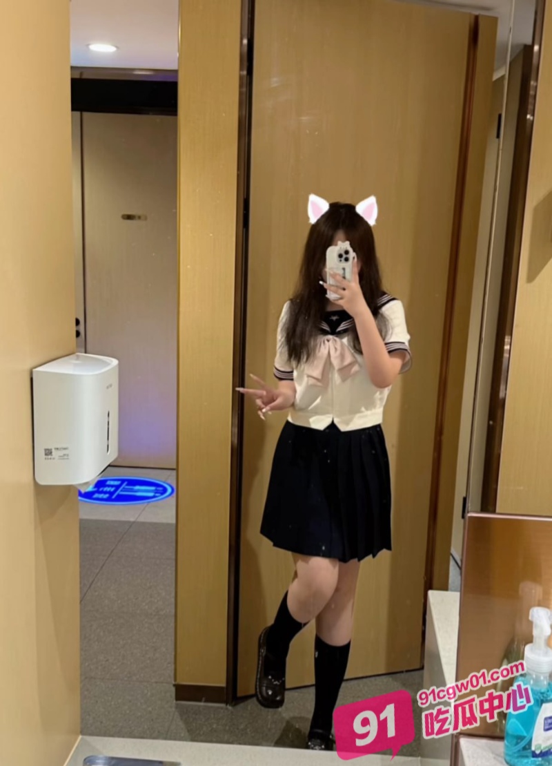 湖南乖乖女 何敏琪 才毕业没钱租房出来兼职做鸡被内射直接哭了！