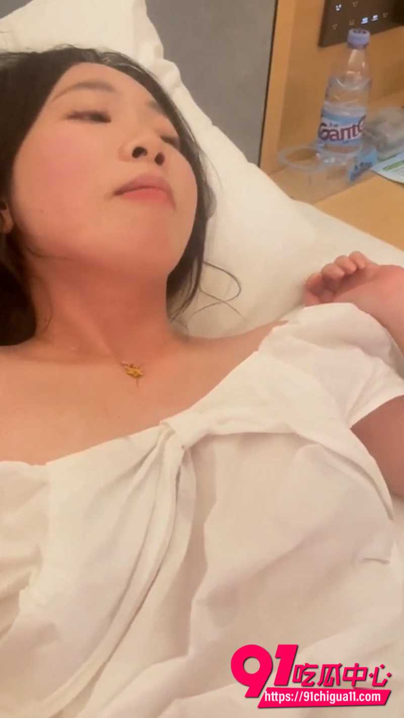 人妻泄密反差母狗的酒店之旅 跟随着男友的第一视角见证露脸母狗的淫语娇喘
