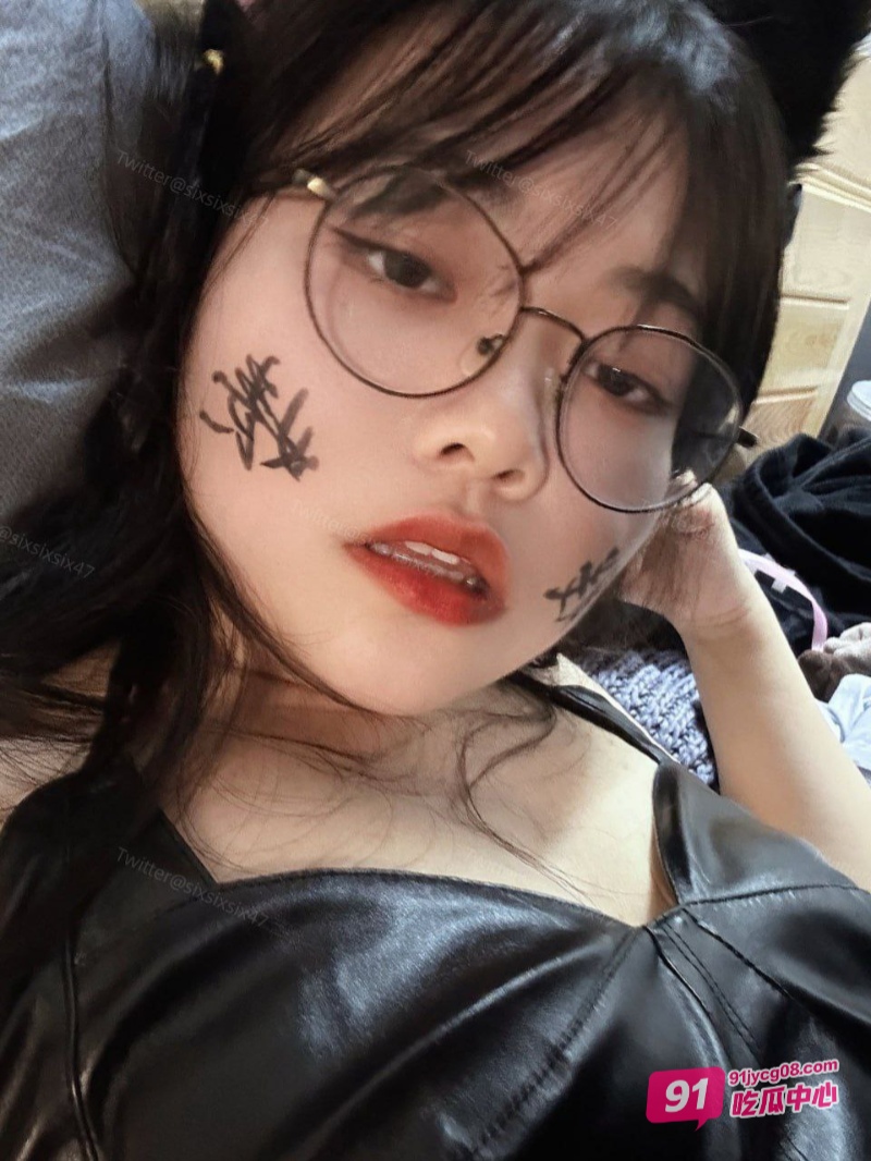 贵阳眼镜妹卢欣 沉迷SM玩得不亦乐乎 脸上尽显贱相~