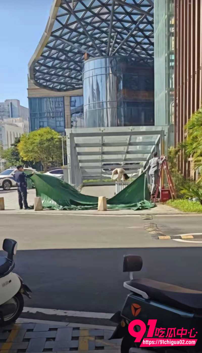 海口融创精彩天地女子跳楼 重重砸中铁架 身体扭曲变形瞬间身亡 疑因感情纠纷
