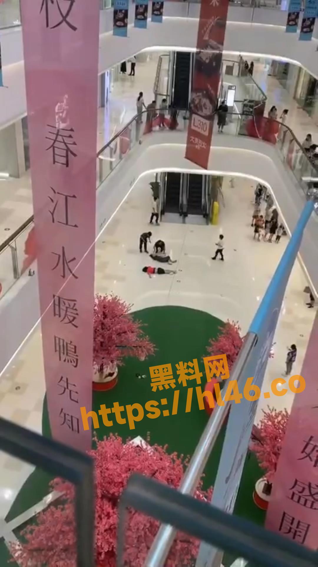广州南沙环宇城广场 一女子跳楼轻生砸中无辜路人 临死还要拉一个垫背！