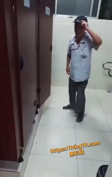 猥琐大爷胆大惊人 躺在女厕偷窥美女被发现 竟嘘声示意闭嘴 听到声音藏隔间惊呆网友