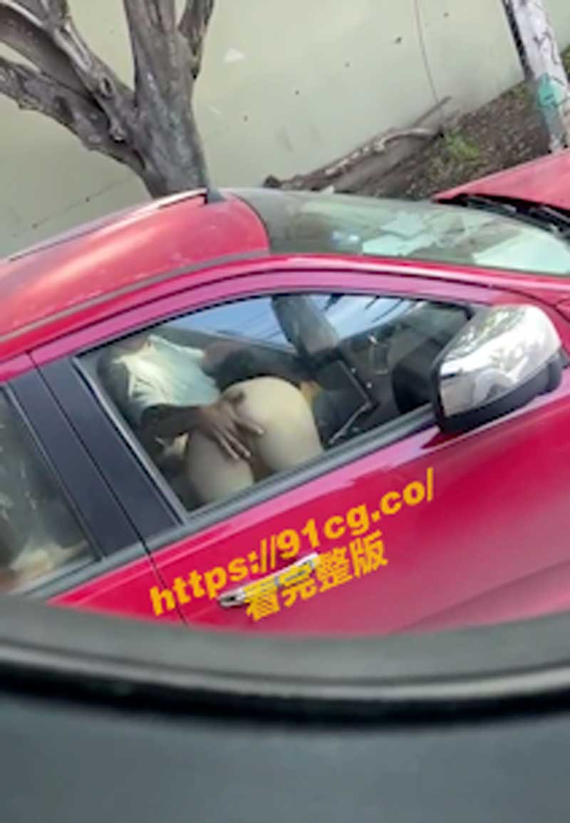 忘情口交!白皙裸臀对车窗等红灯大吞鸡巴老司机右手抠穴左手压头