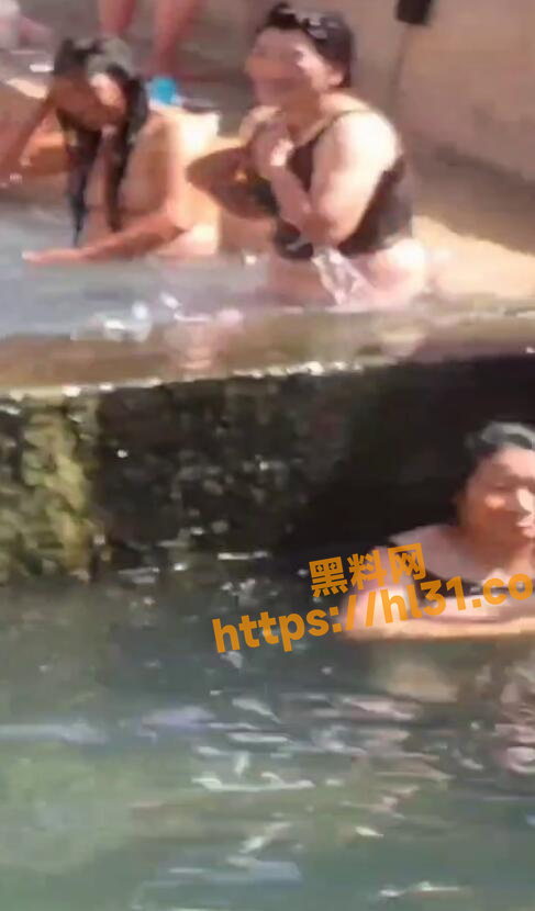 来个料友解答一下这是哪个地区的?!一群女人集体裸着洗奶子和逼逼!