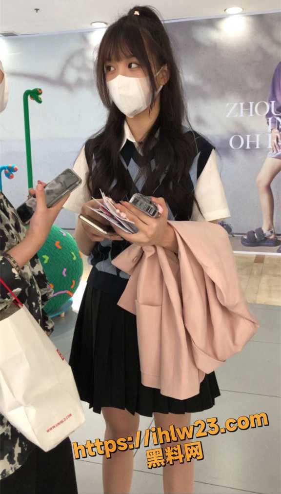 商场抄底素颜好清纯的女学生 戴着口罩也遮不住的美丽容易 果然越是清纯的妹子就买白内内！