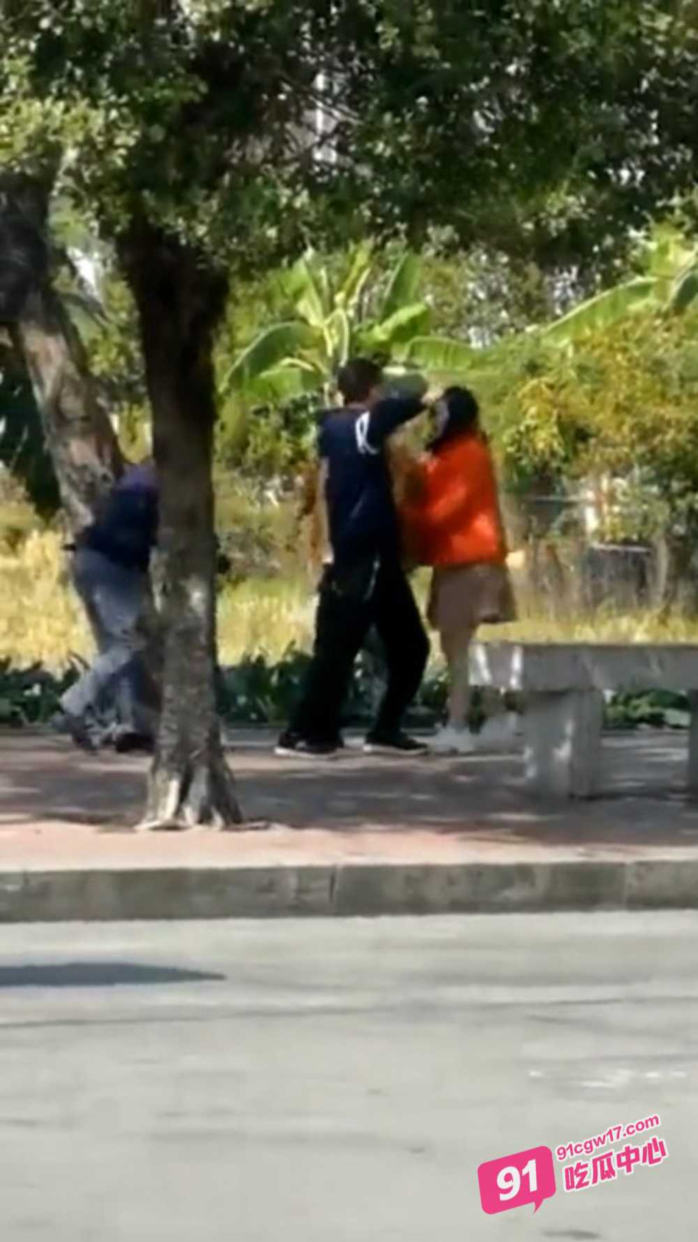 大写的牛逼!年轻男女光天化日路边做爱 这是有多饥渴 就不能开个房吗？ 配图3
