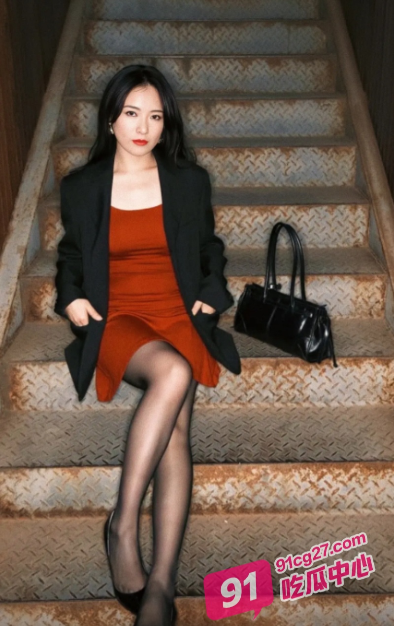 母子乱伦之爆操丈母娘 让她带上狗项圈 再把精液射进她的屁眼！ 配图3