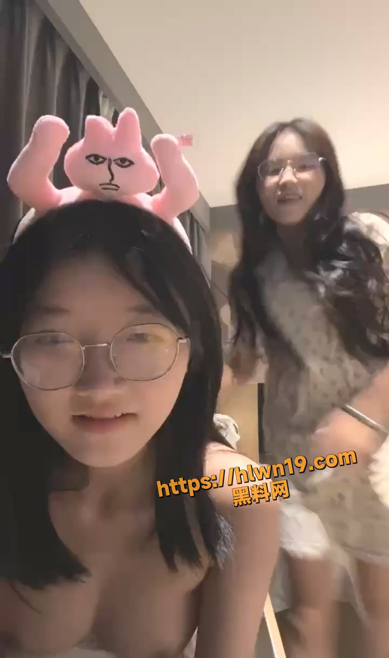 经典永流传 眼镜妹困困兔 竟然带着好闺蜜一起下海自慰大秀 果然十个眼镜九个骚啊！