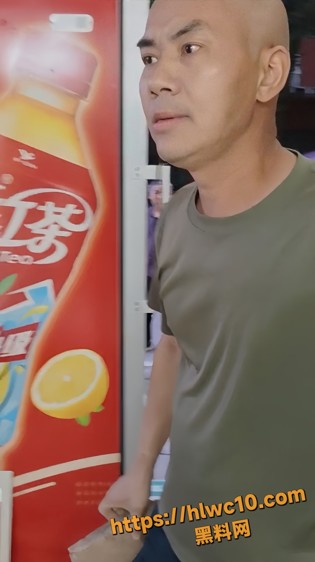 湖南衡阳耒阳 光头男子持砖砸店后被玻璃反杀 血流不止极度尴尬