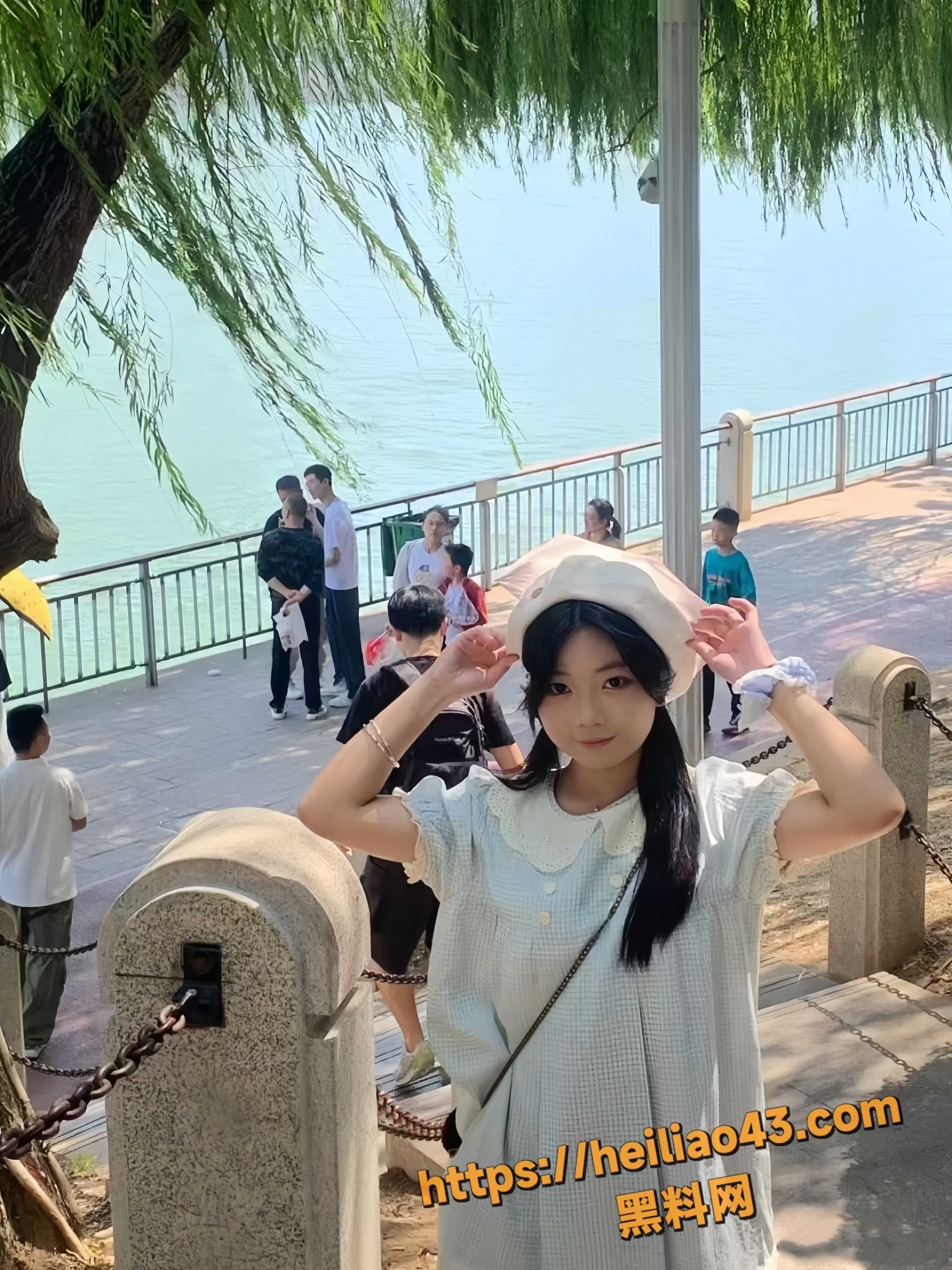 高颜值清纯甜妹 王漫妮 下海视频曝光 跪地深喉口交 被金主狂干骚逼淫叫不止！