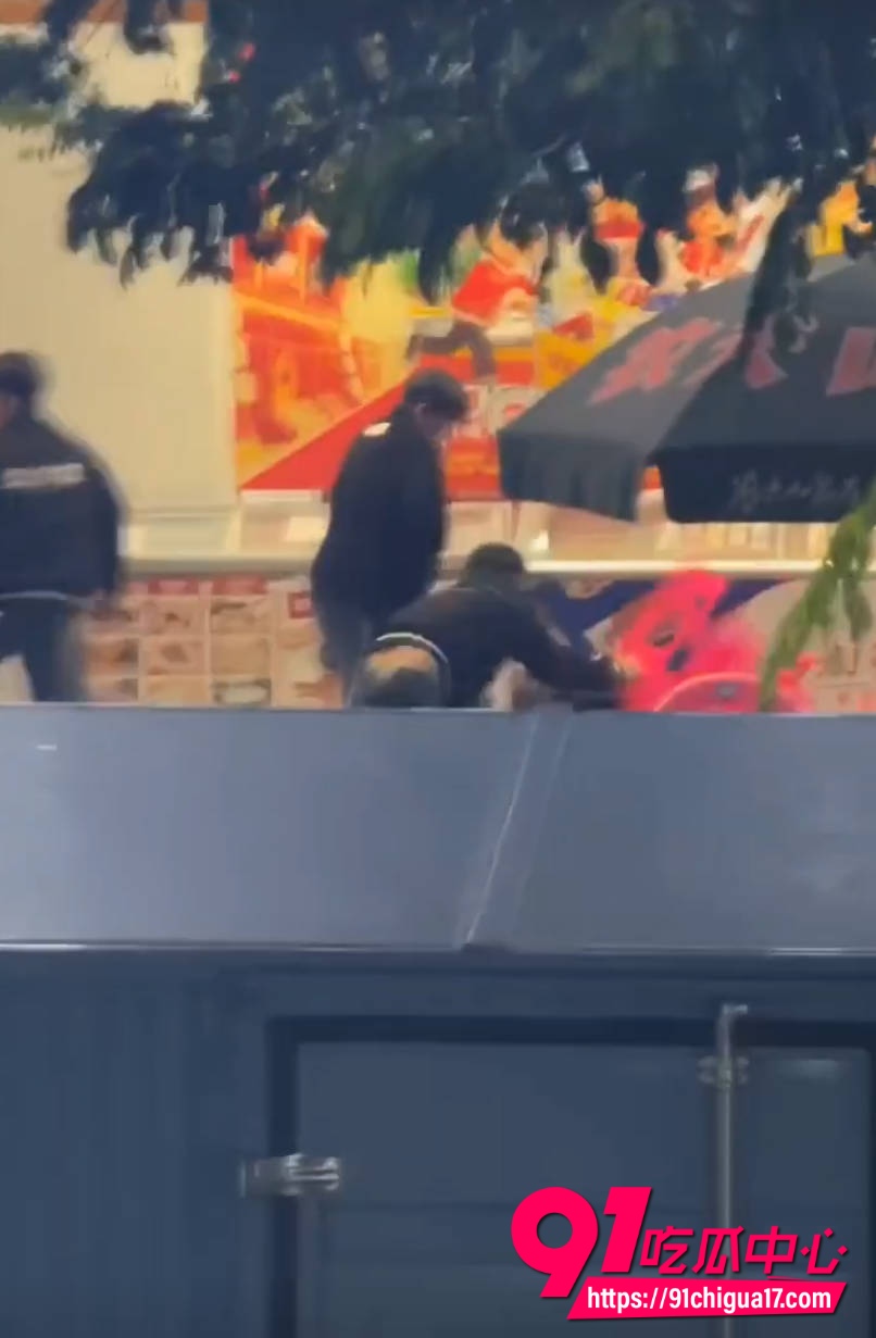 精神小伙在线斗殴1