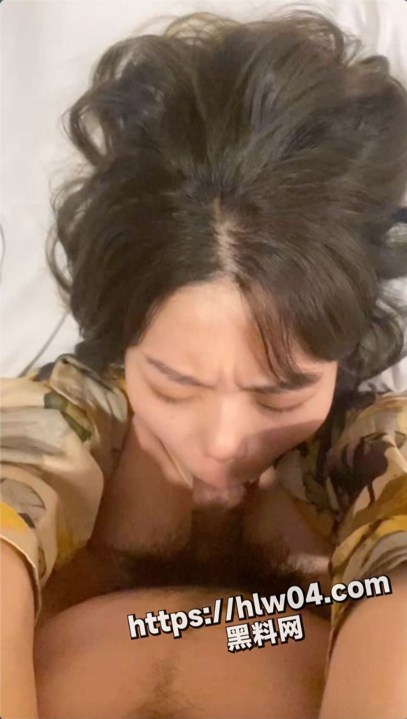 情侣性爱私拍遭泄密 小女友害羞但是半推半就也被渣男给打桩打进去且口爆了！