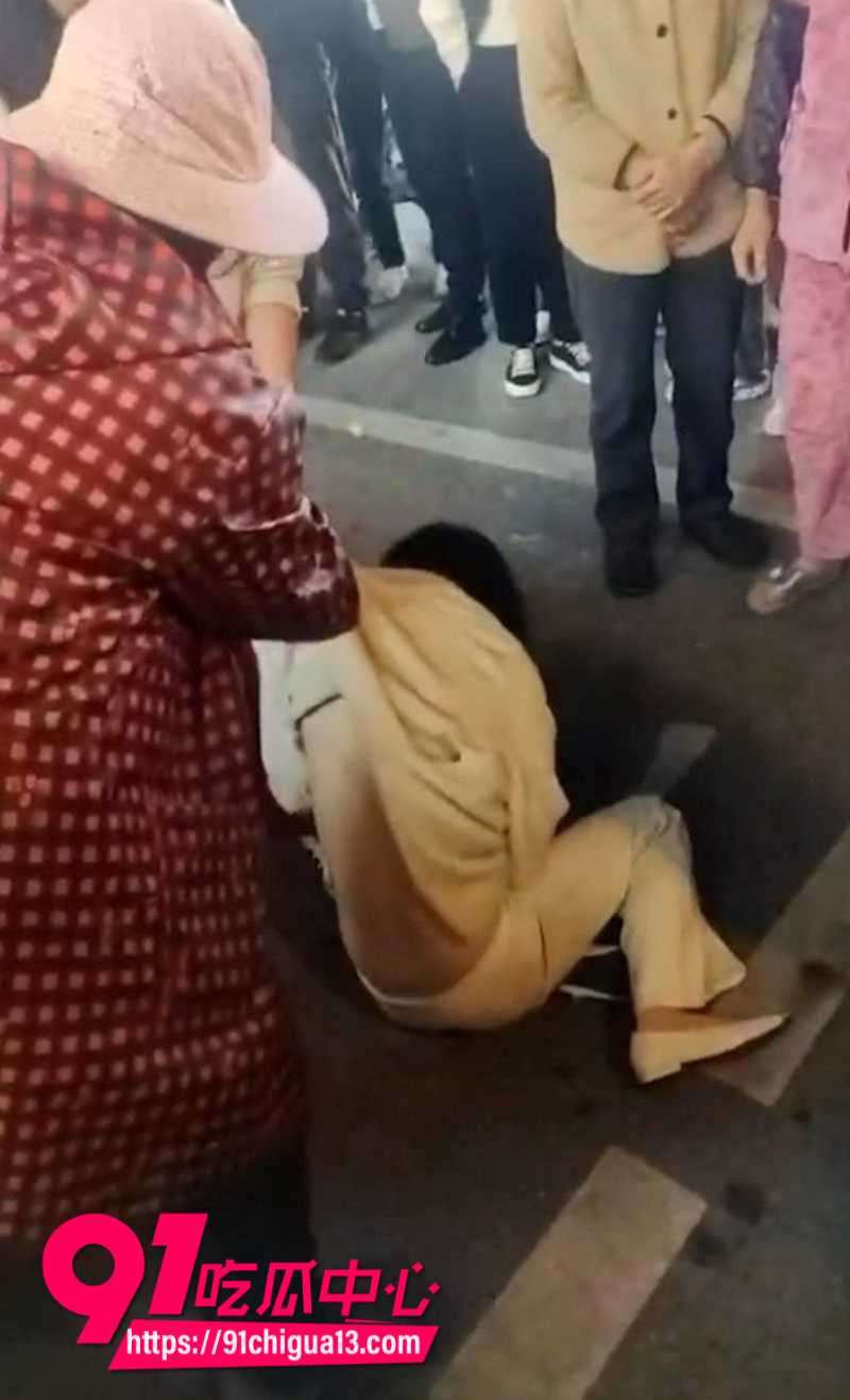 平潭原配老婆抓奸小三后当街暴打9