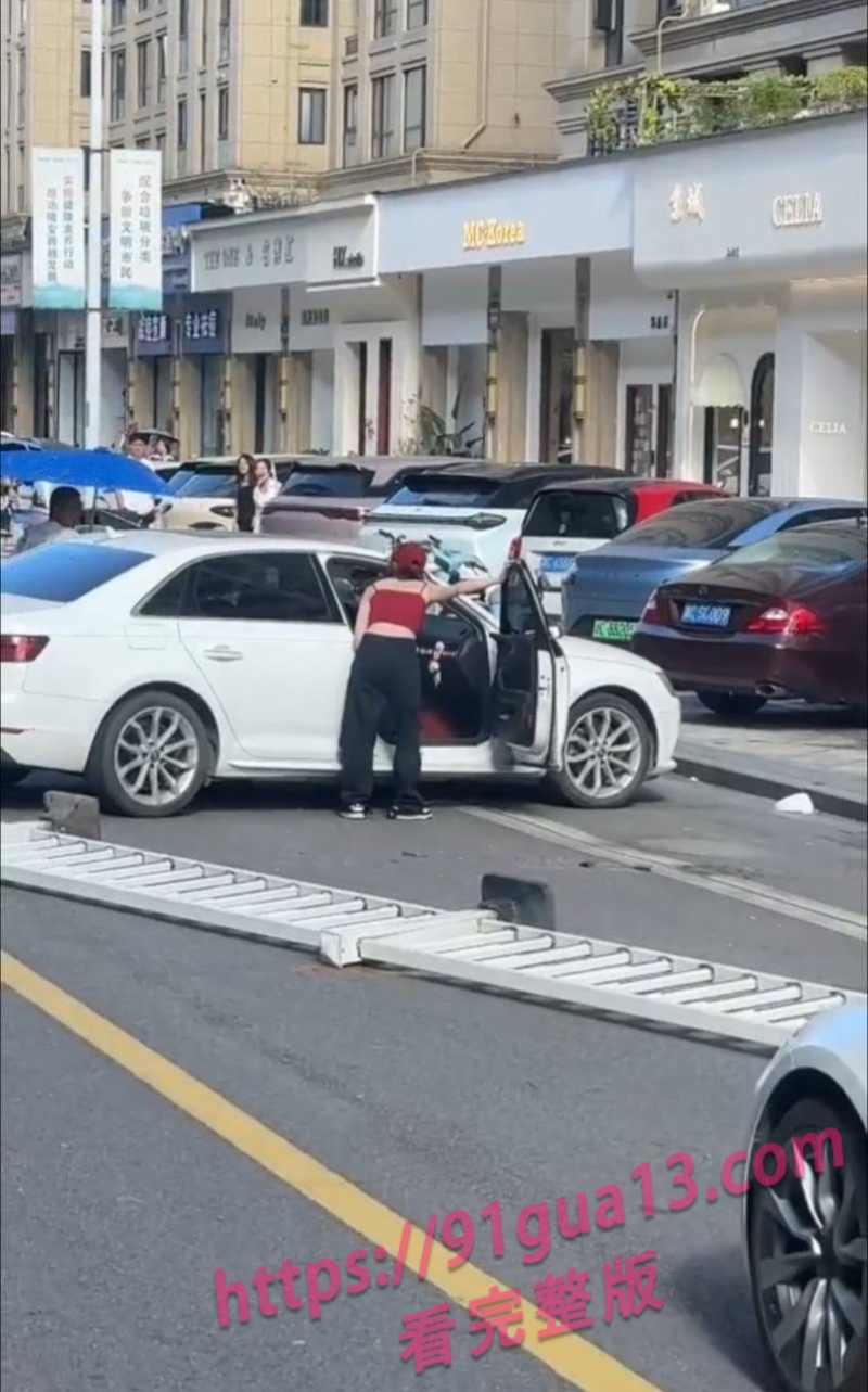 瑞安吾悦广场惊现家庭大战 前妻过生日被现任搅局视频 配图4