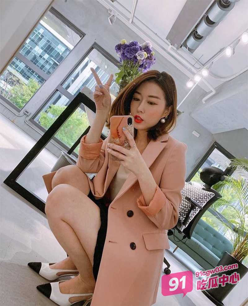 男人的加油站～咖啡厅3P淫乱party 浪劲十足欲女下班任由两个同事轮流玩弄！ 配图2