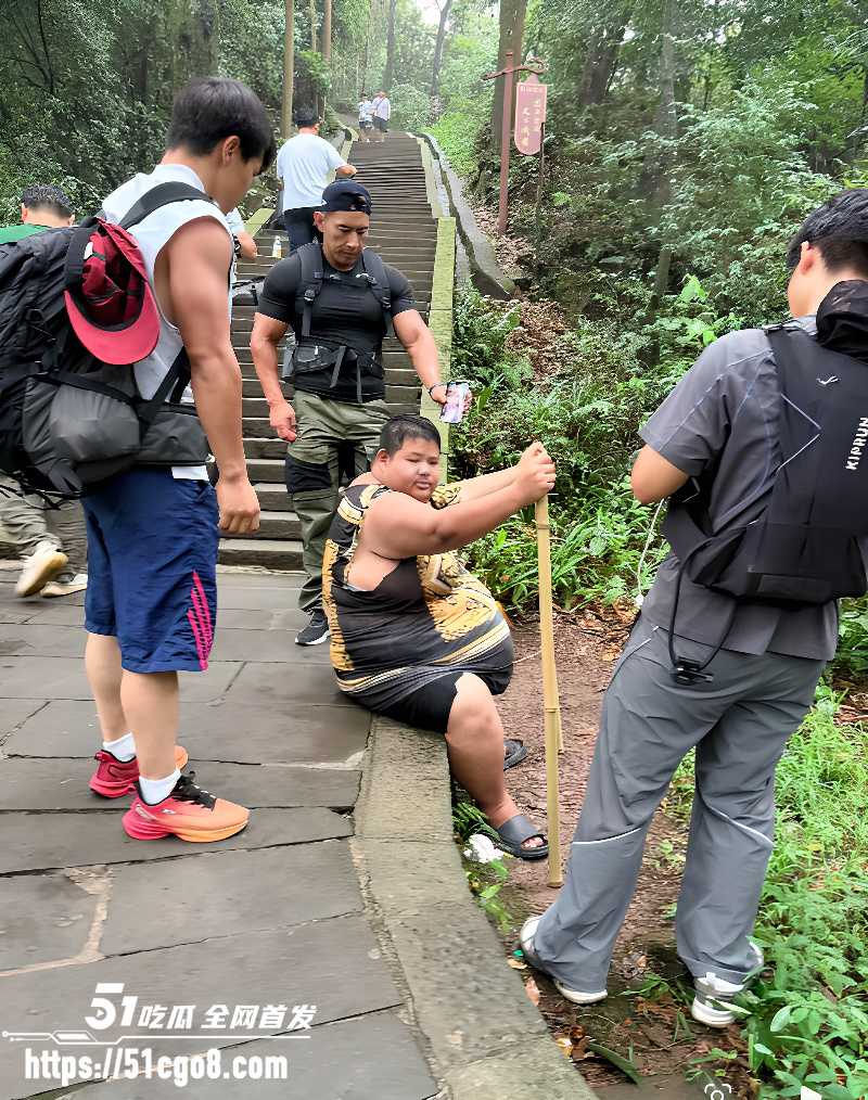 抖音网红 良子 爬峨眉山晕倒 2