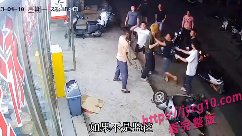 超市门口突发冲突！醉酒男子围堵服务员监控全程曝光