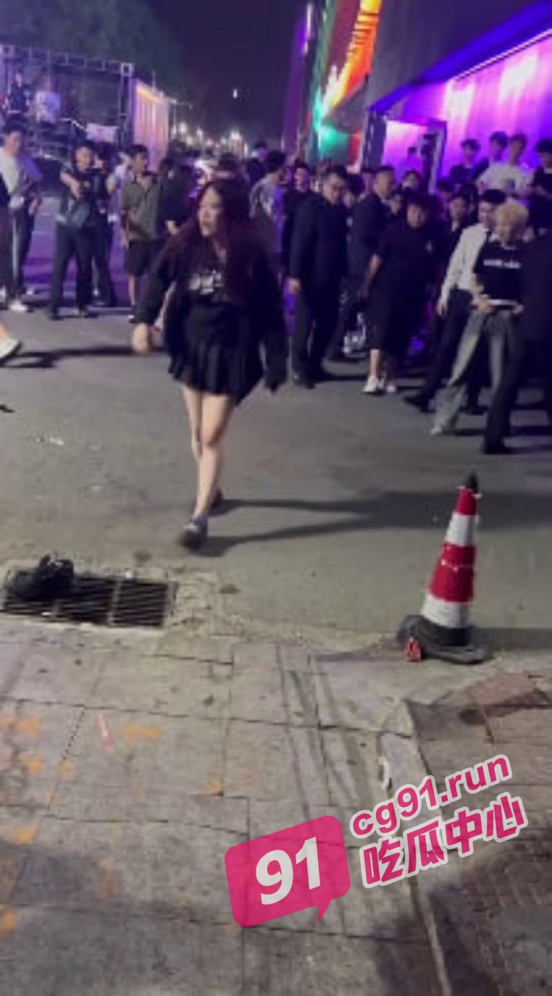 看这身材就知道不一般 坦克女大战细狗男 全程碾压的一战