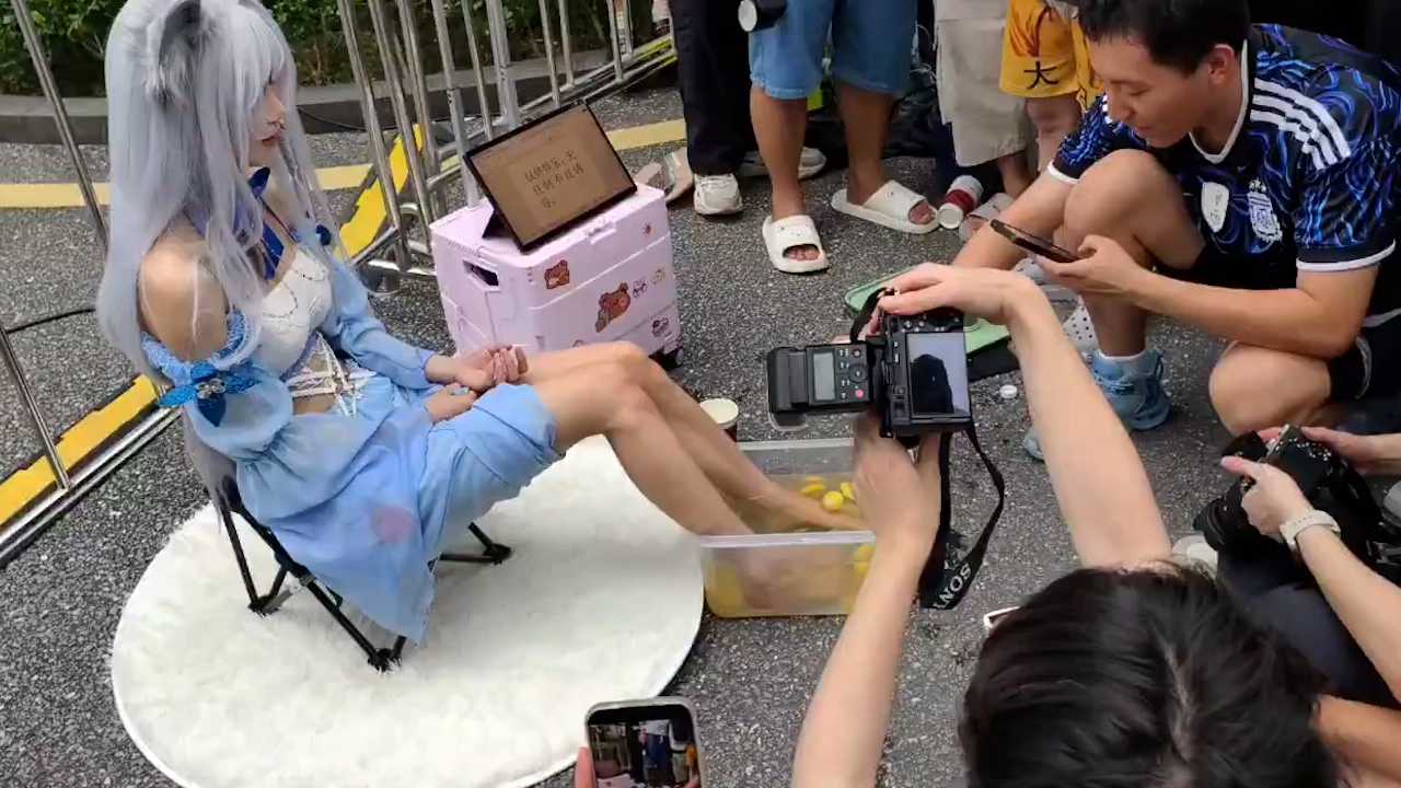 萤火虫漫展Cosplayer现场复刻洗脚柠檬水50元一杯 路人直呼真敢玩不怕得脚气吗?