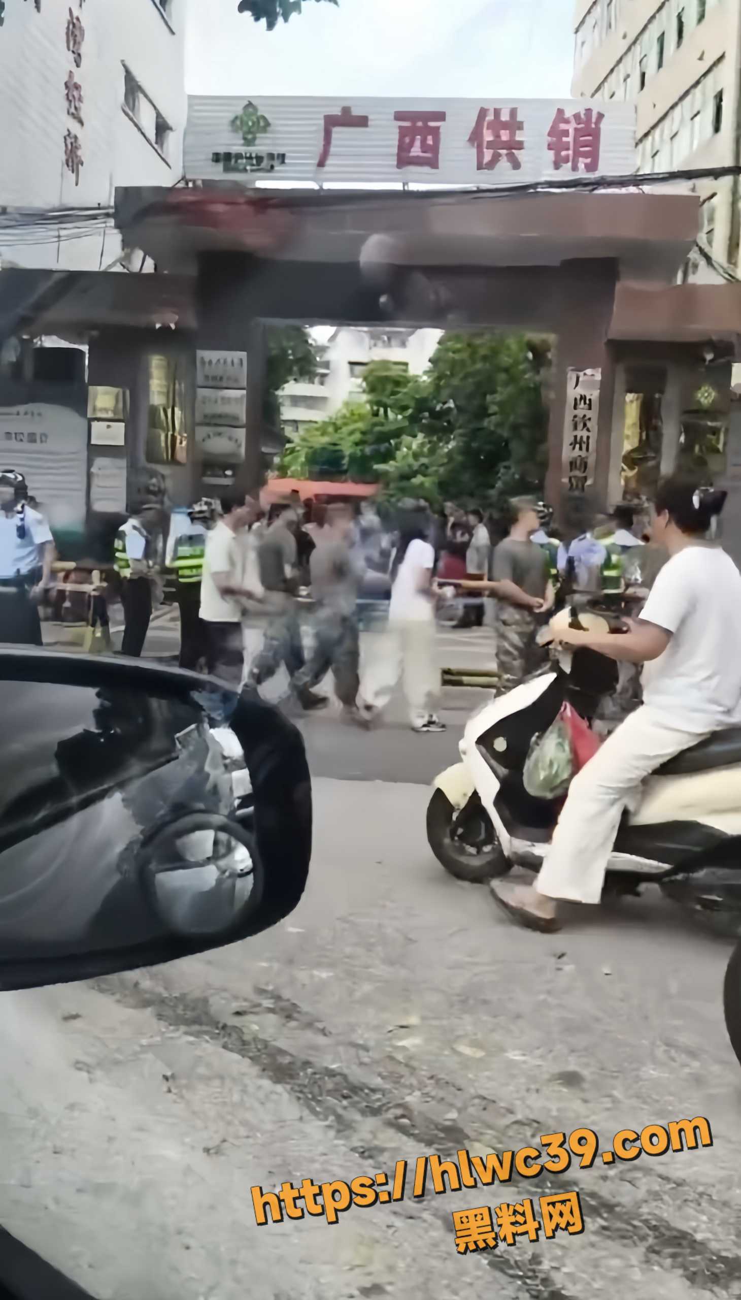 广西钦州商贸学校 17岁学生坠桥身亡 家属拉横幅维权并痛斥老师逼死学生