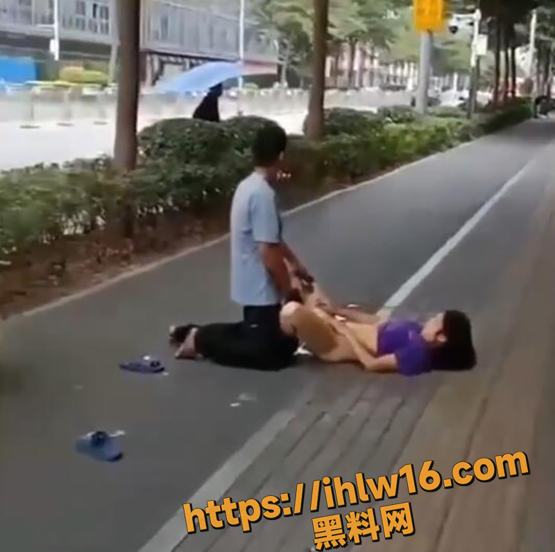 牛人！贵州夫妻直接在马路上干了起来，摩的大哥直接走不动道了
