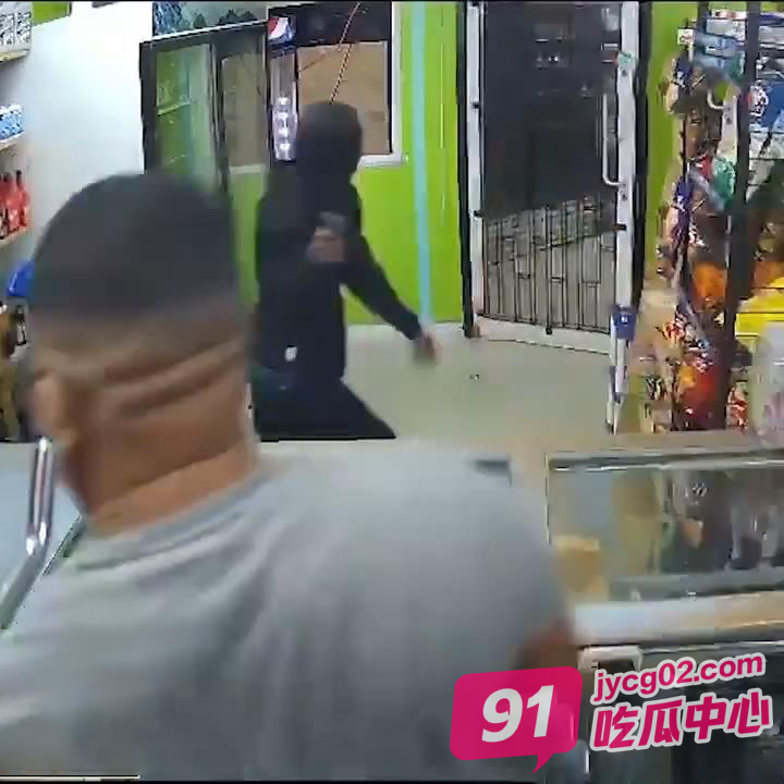 佛罗里达小伙持枪打劫商店 不料店主铜锣湾出身！ 配图3