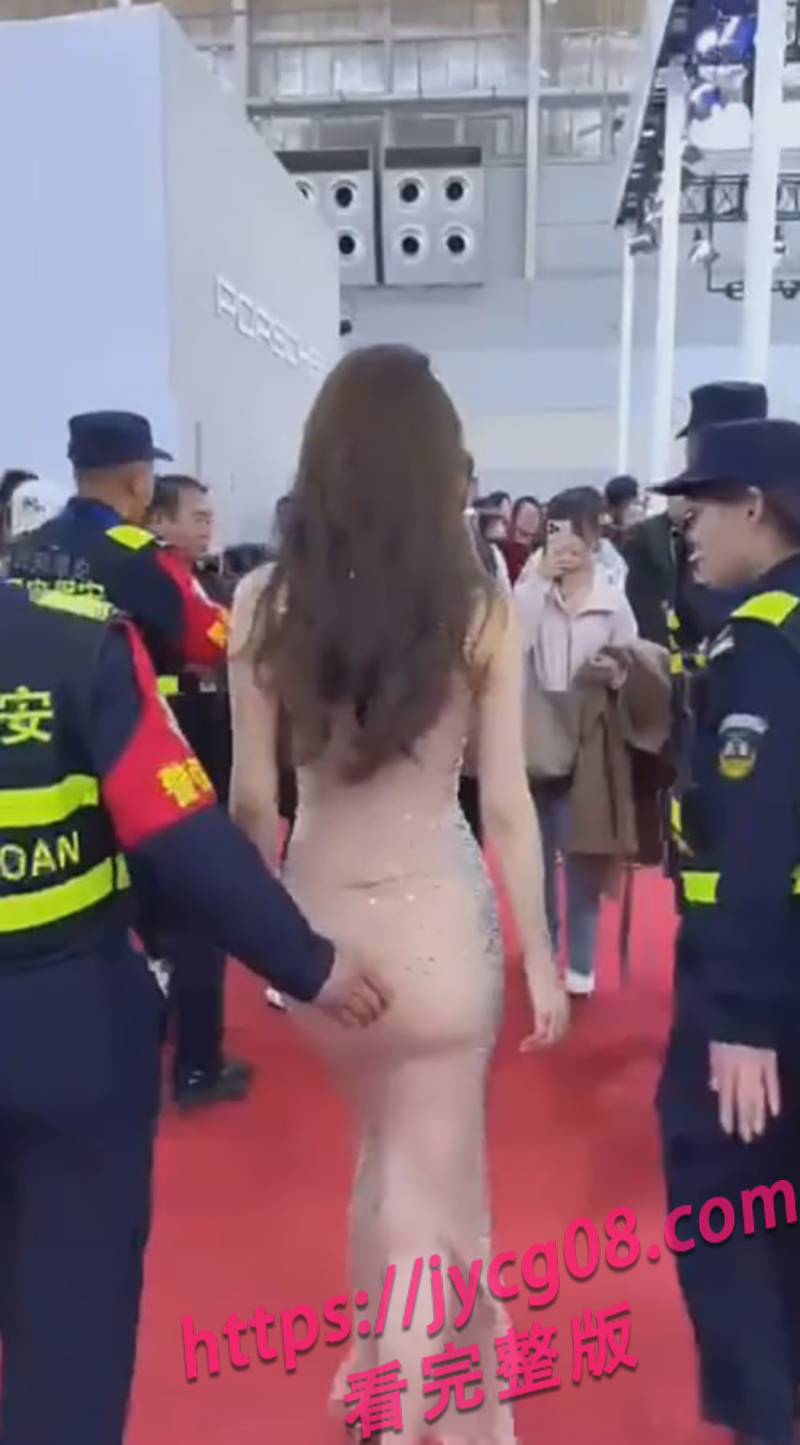 小乌苏Tina走红毯遇咸猪手！全场表情太耐人寻味 配图6
