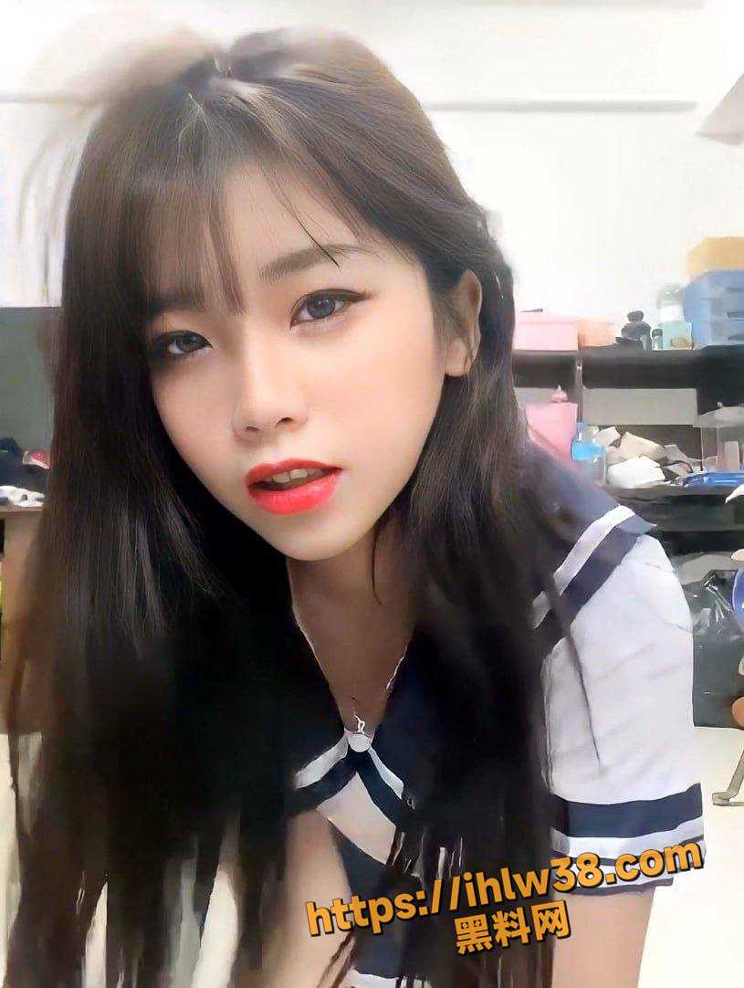 何以解忧 唯有美少女 手交抠逼 扣完之后自己舔舐自己的手指上的淫水 一个听话的少女一个风骚的少妇怎么选？