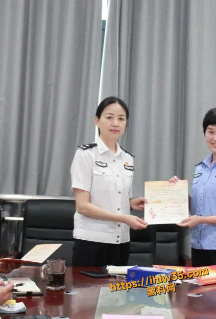 太牛逼了 真是太岁爷头上动了土 牛人偷拍到湖北省宜昌市公安局女局长尿尿 开庭时记得请带上视频！
