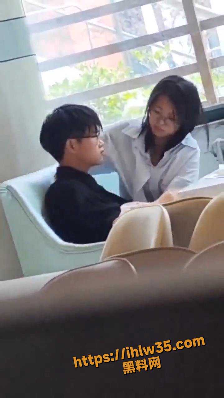 天津河西区俩大学生情侣 眼镜妹加眼镜男 强强联合造就咖啡馆风味趣事 女为男大打起手枪！