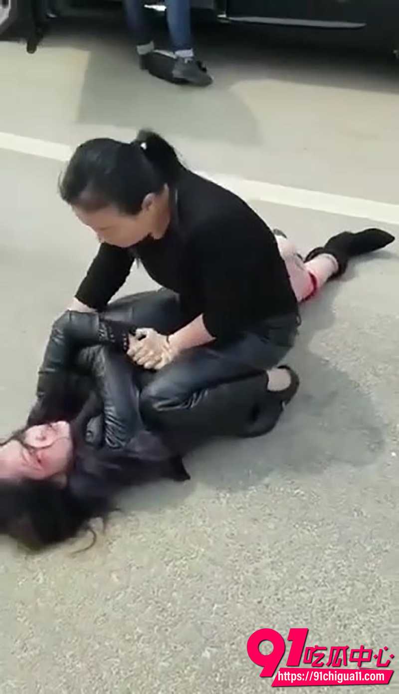 闹市上演原配手撕小三 狂扇耳光尖叫刺耳 路人围观都不敢劝!